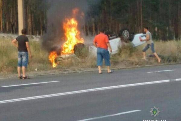 В свой выходной патрульные Северодонецка спасли двух мужчин из горящего авто В свой выходной патрульные Северодонецка спасли двух мужчин из горящего авто