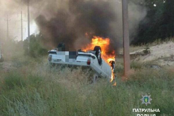 В свой выходной патрульные Северодонецка спасли двух мужчин из горящего авто В свой выходной патрульные Северодонецка спасли двух мужчин из горящего авто