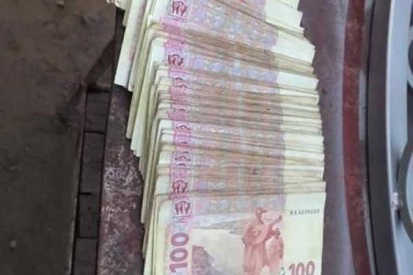 В Донецкой области двое мужчин вымогали у женщины 4 тысячи долларов, угрожая расправой