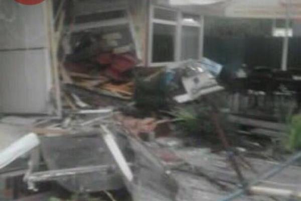 В Киеве начали сносить фастфуд с посетителями внутри В Киеве начали сносить фастфуд с посетителями внутри