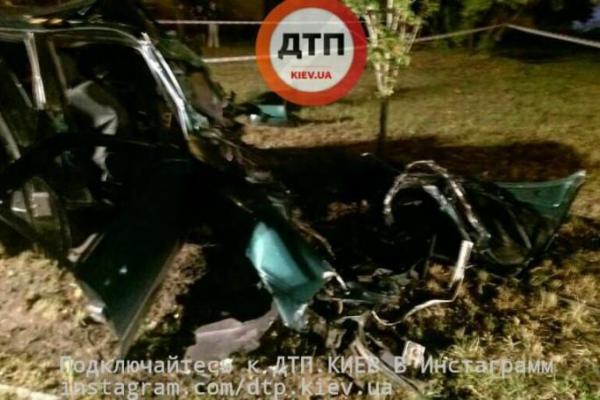 В сети появились фото с места жуткого ДТП в Киеве: пассажиры вылетали из окон