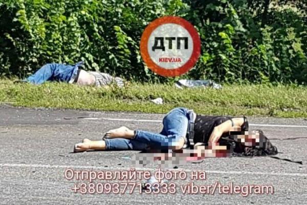 Под Киевом легковушка столкнулась с "Газелью": двое погибших Под Киевом легковушка столкнулась с "Газелью": двое погибших