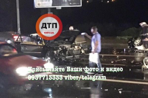 В Киеве в результате ДТП перевернулось авто, в салоне заблокирован человек В Киеве в результате ДТП перевернулось авто, в салоне заблокирован человек