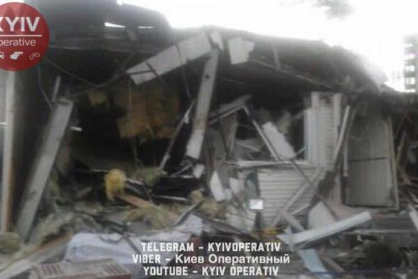 В Киеве начали сносить фастфуд с посетителями внутри В Киеве начали сносить фастфуд с посетителями внутри