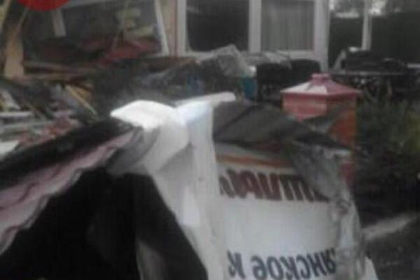 В Киеве начали сносить фастфуд с посетителями внутри В Киеве начали сносить фастфуд с посетителями внутри