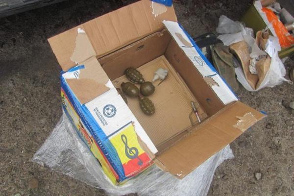 На блокпосту в Лисичанске полицейские обнаружили большой арсенал боеприпасов в автомобиле