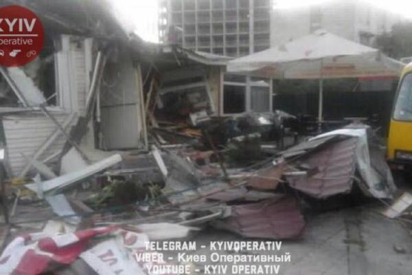 В Киеве начали сносить фастфуд с посетителями внутри В Киеве начали сносить фастфуд с посетителями внутри