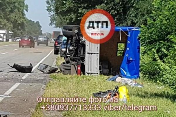 Под Киевом легковушка столкнулась с "Газелью": двое погибших Под Киевом легковушка столкнулась с "Газелью": двое погибших