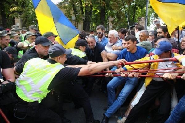 Под стенами АП произошла стычка между сторонниками Саакашвили и полицией Под стенами АП произошла стычка между сторонниками Саакашвили и полицией