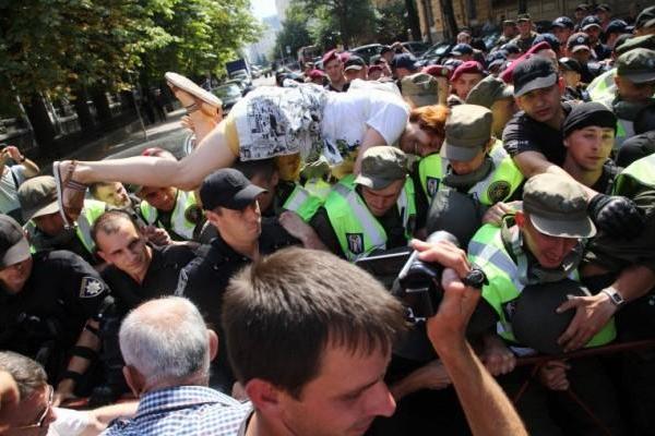 Под стенами АП произошла стычка между сторонниками Саакашвили и полицией Под стенами АП произошла стычка между сторонниками Саакашвили и полицией