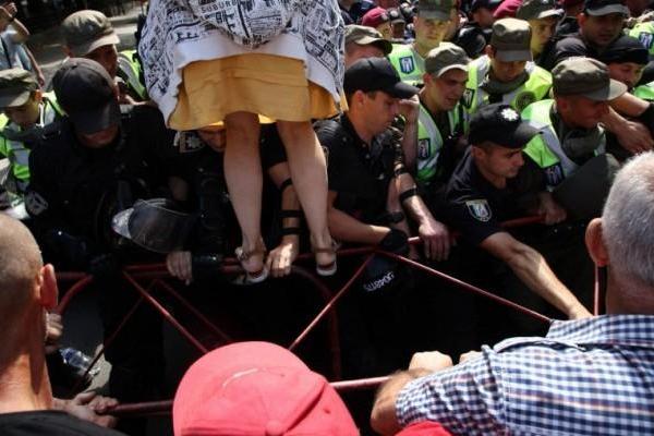 Под стенами АП произошла стычка между сторонниками Саакашвили и полицией Под стенами АП произошла стычка между сторонниками Саакашвили и полицией