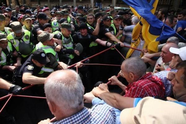 Под стенами АП произошла стычка между сторонниками Саакашвили и полицией Под стенами АП произошла стычка между сторонниками Саакашвили и полицией