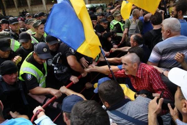 Под стенами АП произошла стычка между сторонниками Саакашвили и полицией Под стенами АП произошла стычка между сторонниками Саакашвили и полицией