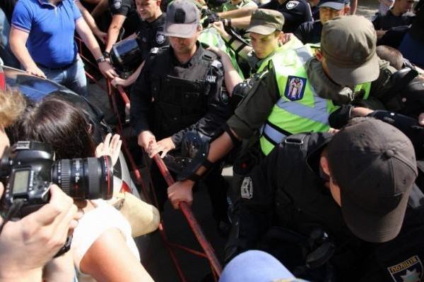 Под стенами АП произошла стычка между сторонниками Саакашвили и полицией Под стенами АП произошла стычка между сторонниками Саакашвили и полицией