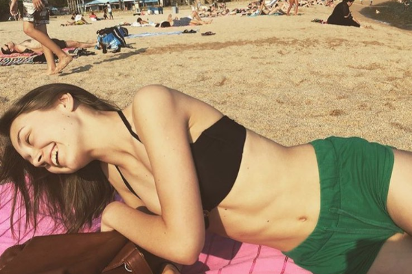 Звезда "Папиных дочек" Катя Старшова отдыхает с родителями в Испании Звезда "Папиных дочек" Катя Старшова отдыхает с родителями в Испании