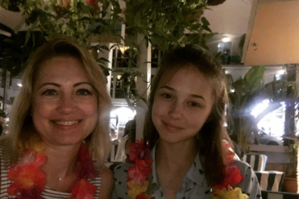 Звезда "Папиных дочек" Катя Старшова отдыхает с родителями в Испании Звезда "Папиных дочек" Катя Старшова отдыхает с родителями в Испании