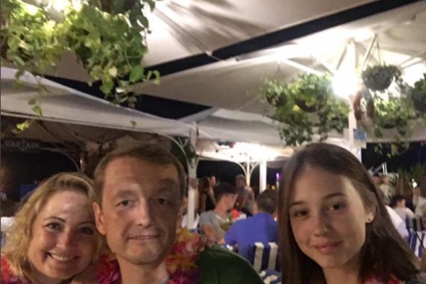 Звезда "Папиных дочек" Катя Старшова отдыхает с родителями в Испании Звезда "Папиных дочек" Катя Старшова отдыхает с родителями в Испании