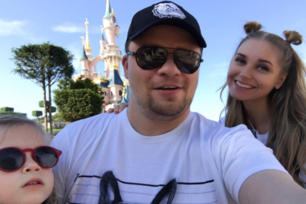 Асмус и Харламов впервые показали фанатам лицо дочери Асмус и Харламов впервые показали фанатам лицо дочери