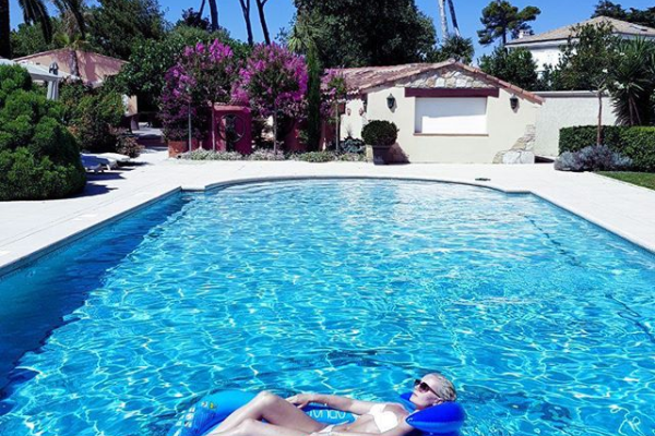 Полина Гагарина впервые улетела на отдых с маленькой дочерью Полина Гагарина впервые улетела на отдых с маленькой дочерью