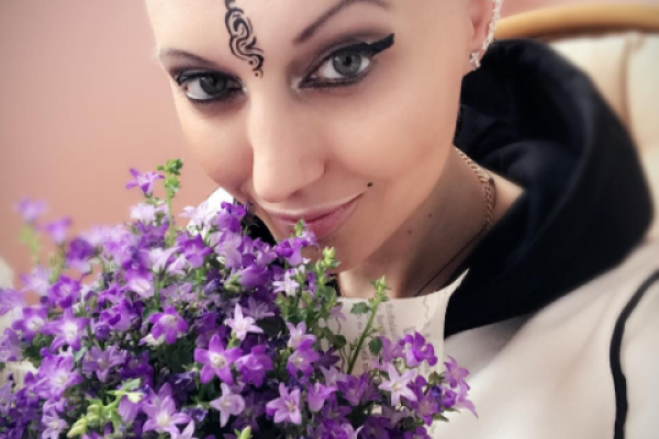 Больная раком певица Лама Сафонова полностью поседела Больная раком певица Лама Сафонова полностью поседела