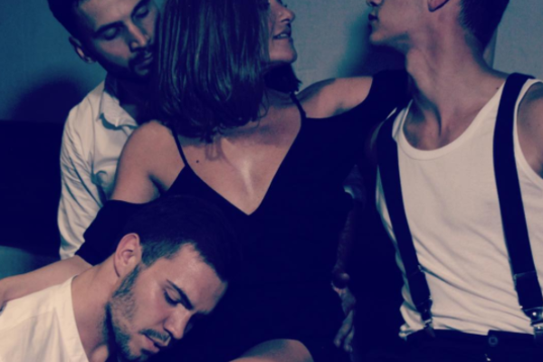 Наталья Могилевская обнародовала "горячие" кадры с тремя мужчинами Наталья Могилевская обнародовала "горячие" кадры с тремя мужчинами