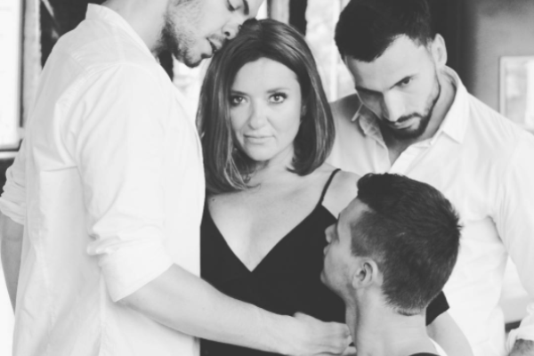 Наталья Могилевская обнародовала "горячие" кадры с тремя мужчинами Наталья Могилевская обнародовала "горячие" кадры с тремя мужчинами