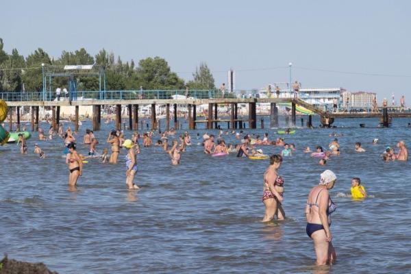 Море шоколадного цвета: пляжи Евпатории завалены зловонной субстанцией Море шоколадного цвета: пляжи Евпатории завалены зловонной субстанцией