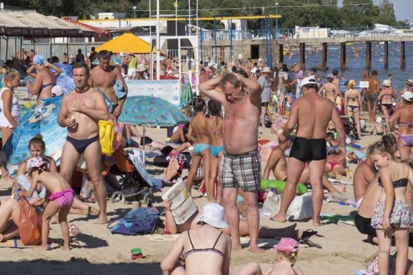 Море шоколадного цвета: пляжи Евпатории завалены зловонной субстанцией Море шоколадного цвета: пляжи Евпатории завалены зловонной субстанцией