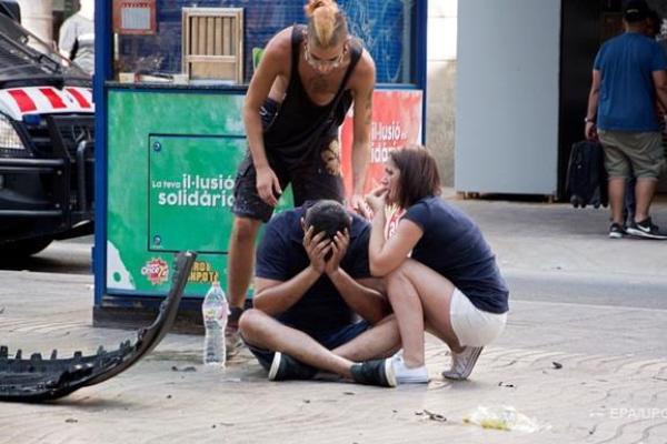 Теракт в Барселоне: молодой итальянец погиб на глазах у жены и детей Теракт в Барселоне: молодой итальянец погиб на глазах у жены и детей