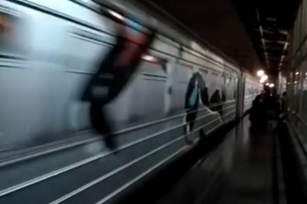 Всему виной искусство: «Граффитчики» нанесли убытки на 150 тыс грн, полностью разрисовав электричку