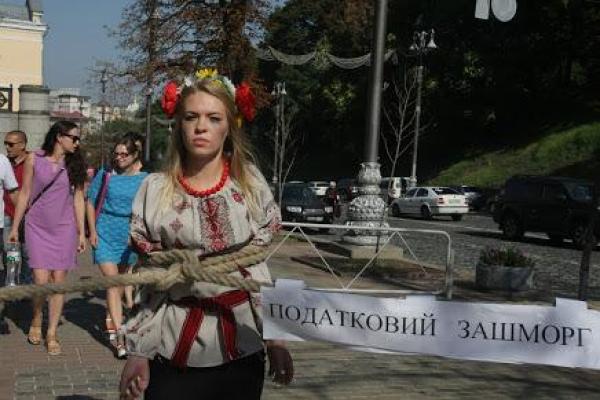 В Киеве предприниматели вышли на акцию протеста, требуя прекратить налоговое давление на бизнес В Киеве предприниматели вышли на акцию протеста, требуя прекратить налоговое давление на бизнес