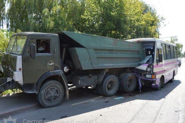 В Луцке в ДТП с участием маршрутки пострадало более десятка человек