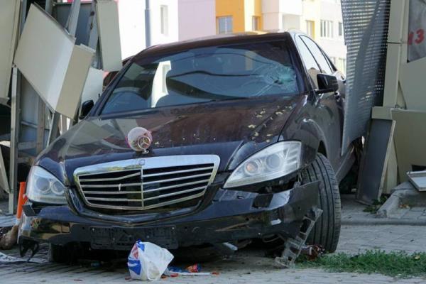 В Харькове иномарка врезалась в остановку, есть жертвы В Харькове иномарка врезалась в остановку, есть жертвы