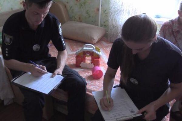 Трагедия в Киеве: девочка выпала с 16-го этажа, рядом лежала москитная сетка