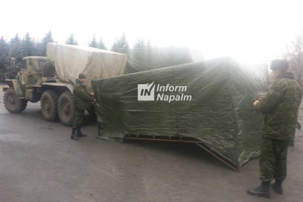 В Сети показали, как российские оккупанты маскируют боевые машины под грузовики 