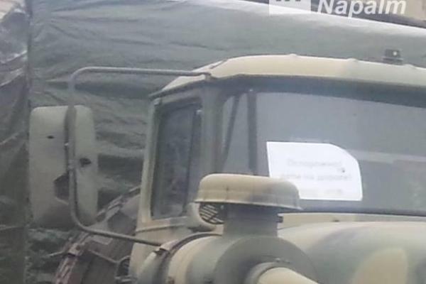 В Сети показали, как российские оккупанты маскируют боевые машины под грузовики 
