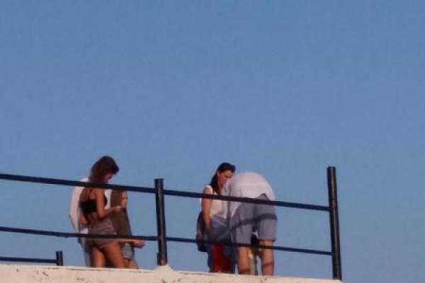 В Ялте родители учат своих детей с...ть с пирса в море: очевидцы в шоке В Ялте родители учат своих детей с...ть с пирса в море: очевидцы в шоке