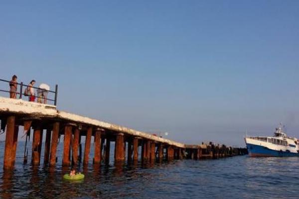 В Ялте родители учат своих детей с...ть с пирса в море: очевидцы в шоке В Ялте родители учат своих детей с...ть с пирса в море: очевидцы в шоке