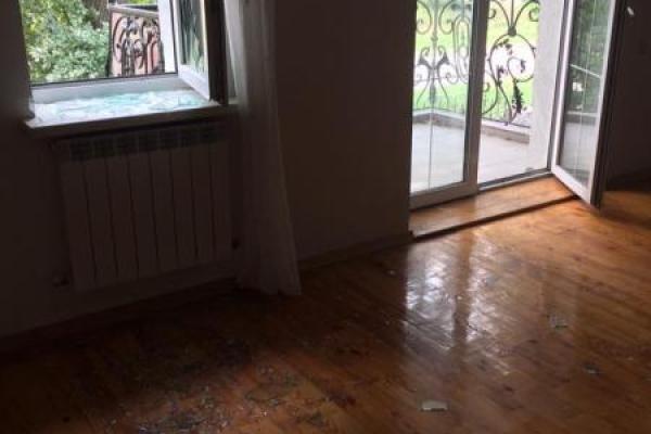 Неизвестные проникли в дом украинского продюсера: разбили окно и оставили следы крови