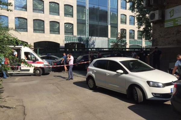 Киевлянин поймал пулю средь бела дня: окровавленный мужчина рассказал, почему в него стреляли Киевлянин поймал пулю средь бела дня: окровавленный мужчина рассказал, почему в него стреляли