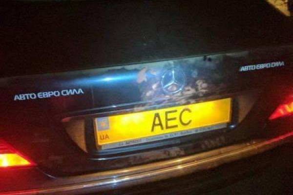 Неизвестные расстреляли автомобиль руководителя "Авто Евро Сила": стали известны подробности Неизвестные расстреляли автомобиль руководителя "Авто Евро Сила": стали известны подробности