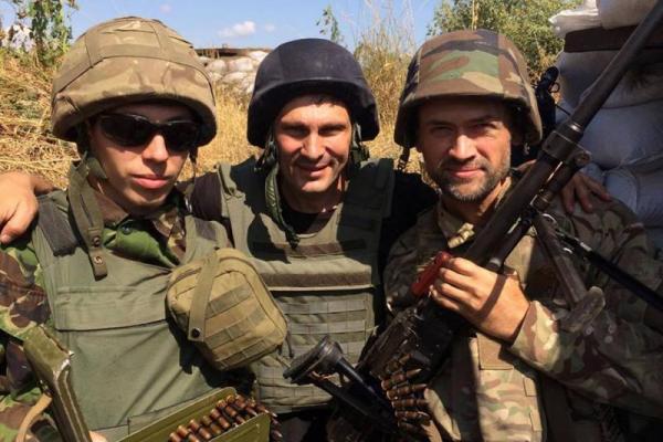 В зоне АТО уже месяц воюет известный российский актер В зоне АТО уже месяц воюет известный российский актер