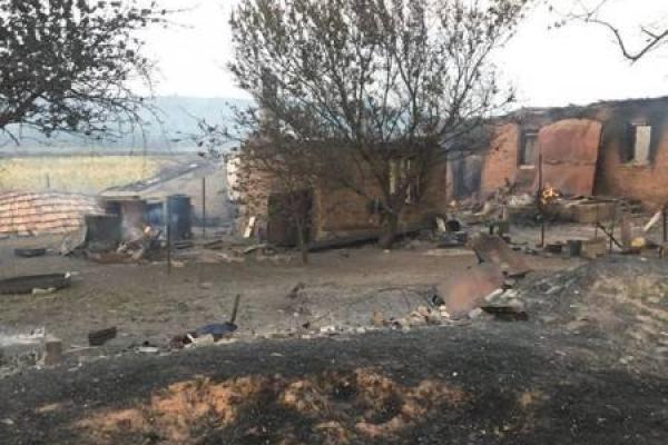 Страшная трагедия: Вдоль трассы, ведущей на Лисичанск, полностью выгорело село Страшная трагедия: Вдоль трассы, ведущей на Лисичанск, полностью выгорело село