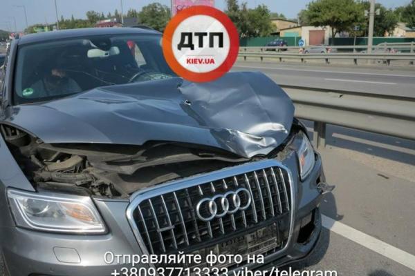 В Киеве мужчина с сумками выбежал под колеса кроссовера, спасти его не удалось В Киеве мужчина с сумками выбежал под колеса кроссовера, спасти его не удалось