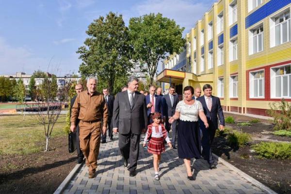 Порошенко на Донетчине открыл три реконструированные школы Порошенко на Донетчине открыл три реконструированные школы
