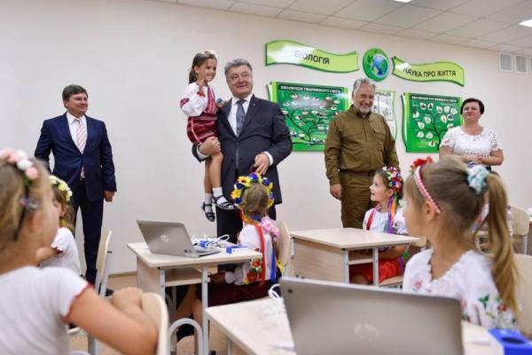 Порошенко на Донетчине открыл три реконструированные школы Порошенко на Донетчине открыл три реконструированные школы