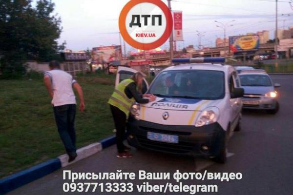 В Киеве мужчину ударили ножом: опубликованы снимки В Киеве мужчину ударили ножом: опубликованы снимки