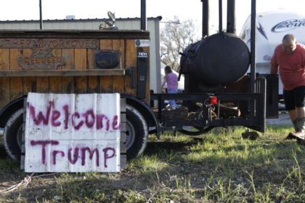 Трамп в «брюках для гольфа» и Мелания на шпильках: президентская чета отправилась в зону бедствия в Техасе Трамп в «брюках для гольфа» и Мелания на шпильках: президентская чета отправилась в зону бедствия в Техасе