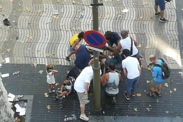 Теракт в Барселоне: молодой итальянец погиб на глазах у жены и детей Теракт в Барселоне: молодой итальянец погиб на глазах у жены и детей