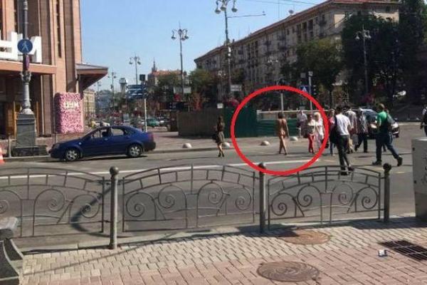 Жара сводит с ума: Прогулку голой женщины по Киеву сняли на видео Жара сводит с ума: Прогулку голой женщины по Киеву сняли на видео